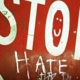 Cartello STOP con sotto scritto HATE